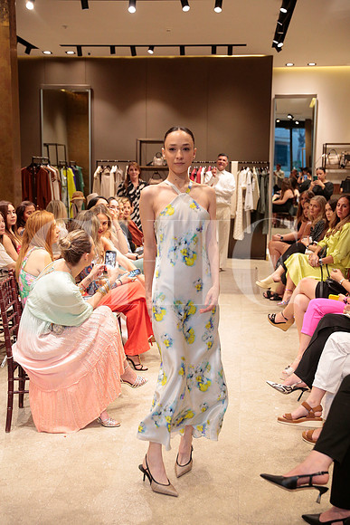 Modelos de Rafa Zuñiga vistiendo Max Mara 196