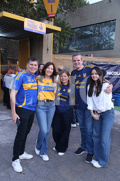 Carlos González, Ivonne Hong, Isabel González, José Luis Sánchez y Ana Karen Sánchez 0