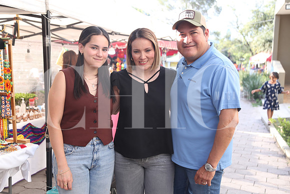 Loretta Azcona, Sylvia Leal y Angel Azcona 0