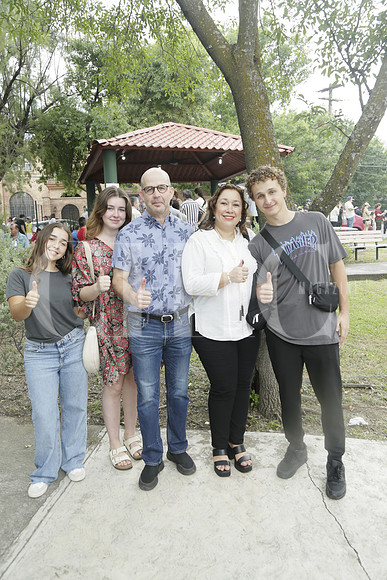 Arisa Fernández, Crista Fernández, Stefan Fernández, Lucy Taho de Fernández y Fiero Fernández (2)