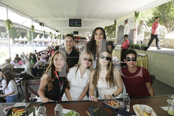 Andrea Cortez, Víctoria Vélez, Mariana Barrón Fernanda Barrón Carol González y Roberto Barrón