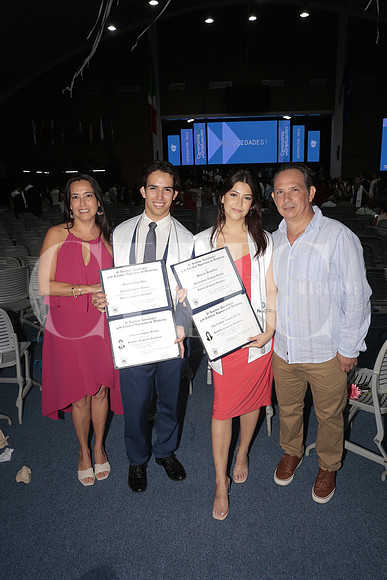 Cristina Mireles, Eugenio Llaguno,  Ana Cristina Llaguno y Lorenzo Llaguno 4