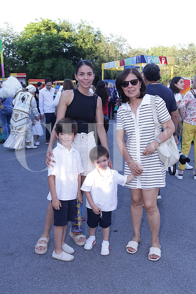 Mónica Gamiochipi, Myrna de Gamiochipi, Roberta Garza y Bernardo Garza