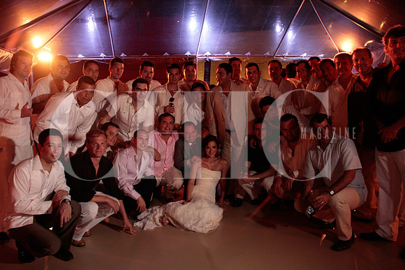 Los novios con un grupo de amigos