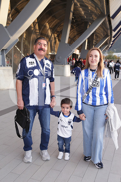 Enrique Ocañas, Mauricio Guerra y Claudia Ocañas 0