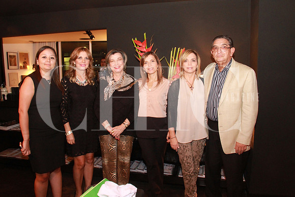Nicol Cascarano, Patricia Rodríguez de Coronado, Patricia Bortoni de Rodríguez, Marcela Rodríguez de Ferrigno, Cecilia Rodríguez de Kane y Roberto Rodríguez Puente