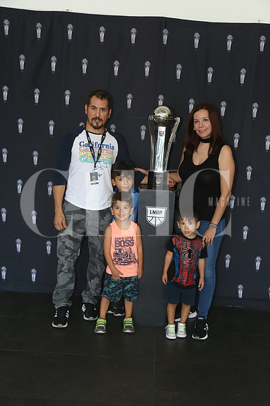 Carlos Marrqouin y Cinthia Valero con sus hijos Maruicio, Patricio y Santiago