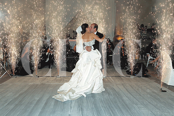 Paloma y Fernando bailando bajo la lluvia