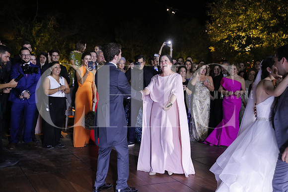 Jorge Canavati bailando con la mamá de la novia (3)