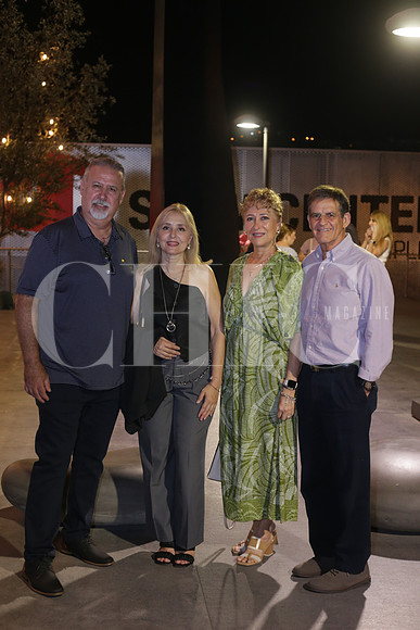 Arturo González, Judith Pérez de González y Alba Elena Derbez y Sergio Pérez 1