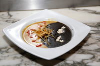 Duo de crema de huitlacoche y flor de calabaza