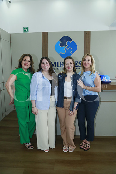 Cecilia Ordaz de Treviño, Paula Treviño, Valentina Salvador y María Isabel Garza de Salvador (4)