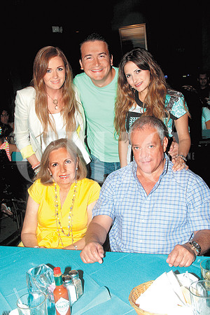 Anette Rojas de Manautou, Rafael Manautou, Anette Manautou, Chuy Villarreal y Alejandra Manautou