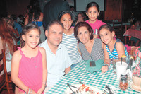 Alejandra González, Gerardo González, Julia González, July de González, Emma González y Lucía González