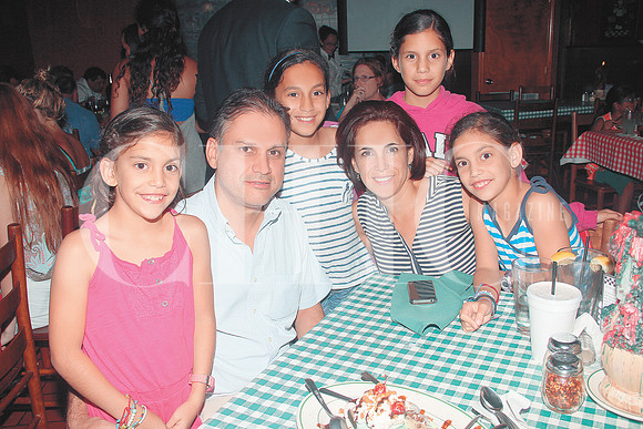 Alejandra González, Gerardo González, Julia González, July de González, Emma González y Lucía González