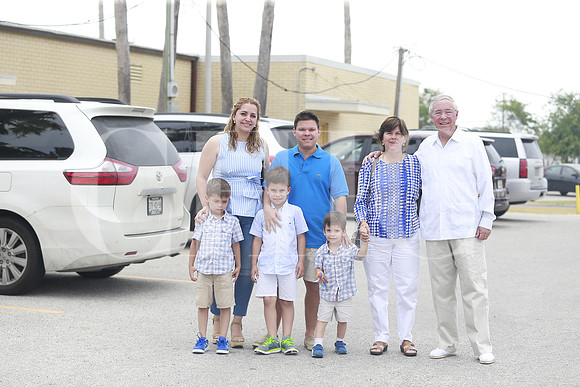 Dany de Martinez, Sanriago Martinez, Marcelo Martinez, Marcelo Martinez, Eugenio Martinez, Lourdes Gonzalez de Martinez y Americo Martinez