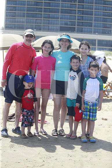 Cesar Treviño y Martha de Treviño con sus hijos Martha Eugenia, Ana Paula, David, Rodrigo y Adrian