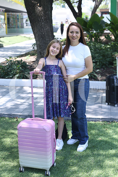 Erika Cervantes y Teresa Munrro1