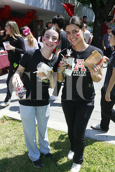 Nancy Gutíerrez y Andrea Mocthezuma (2)