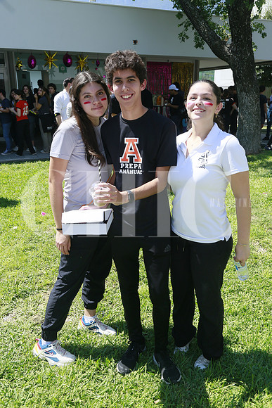 Regina Flores, Gonzalo Flores y Patricia Garza (2)