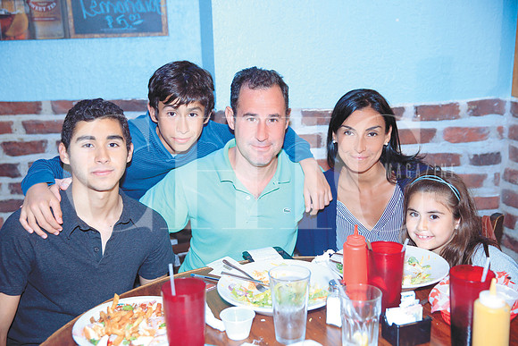 José Luis Montemayor, Santiago Montemayor, José Luis Montemayor, Dily Gómez de Montemayor y Olivia Montemayor, quien festejó su cumpleaños en el Tom & Jerrys (1)