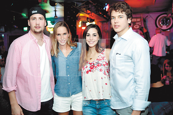 Julia Meyer,Romina Meyer, Sofía Torre y Roberto Segovia (2)