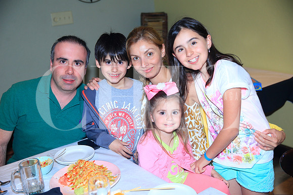 Jorge Ayala y Melissa González de Ayala con sus hijos Jorge, Natalia y  Alexia Ayala