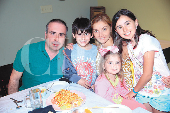 Jorge Ayala y Melissa González de Ayala con sus hijos Jorge, Natalia y  Alexia Ayala (1)