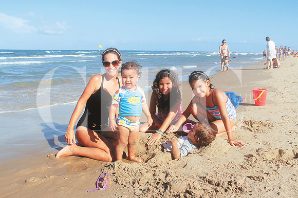 Claudia Barrera de Benavides, Inés Benavides, Eugenia González, Juan Pablo Benavides y Raquel González