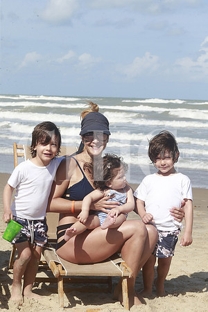 Loreto Villarreal de Gutierrez con sus hijos Matias, Joaquin y Loreto