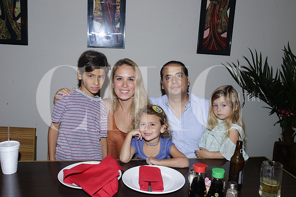 Alessio Yarte, Vicky Zambrano de Yarte, Maxima Fernandez, Arantza Yarte y Rodrigo Yarte (7)
