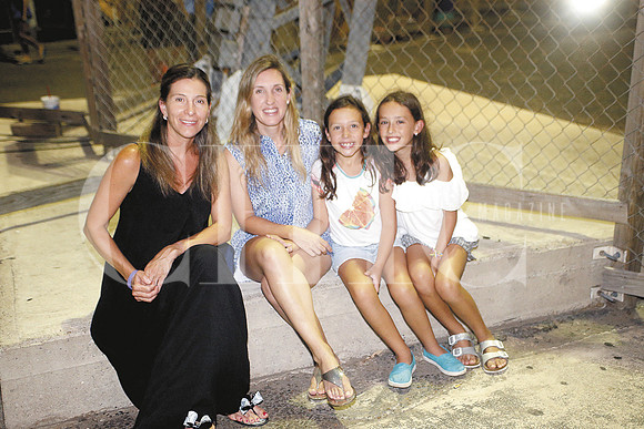 Claudia Mena de Benítez, Susana Salas de Guajardo, Mariana Guajardo y Paulina Guajardo