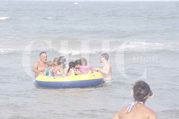 Plácido González, paseando a niños en  el agua