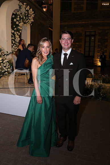 Alejandra Irigoyen y Diego Carenas ( Mamá del Novio) 0