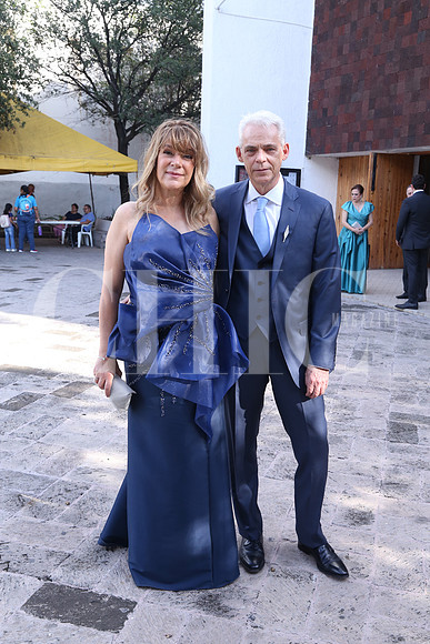 Beba de Ferández y Oscar Ferández ( Papás Novia)1