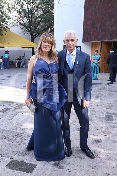 Beba de Ferández y Oscar Ferández ( Papás Novia)0