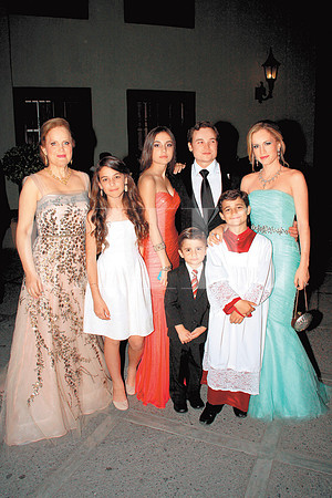 Norma Zambrano, Belen Sada, Karina Sada, Adrián Sada, Alana Fernández de Sada, Aarón Sada y Adrián Sada