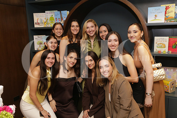 Paulina Villarreal posando con sus amigas 1