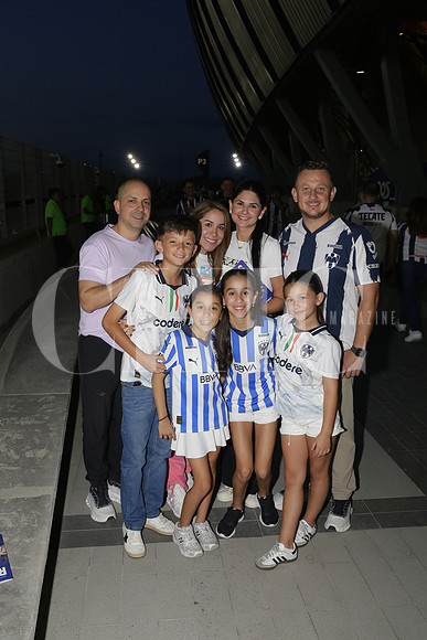 Adrián Rosiles, Claudia Suarez, Lucero Olvera, Gerardo Valdés, Ian Valdés, Luciana Rosiles, Regina Rosiles, Luciana Valdes 2