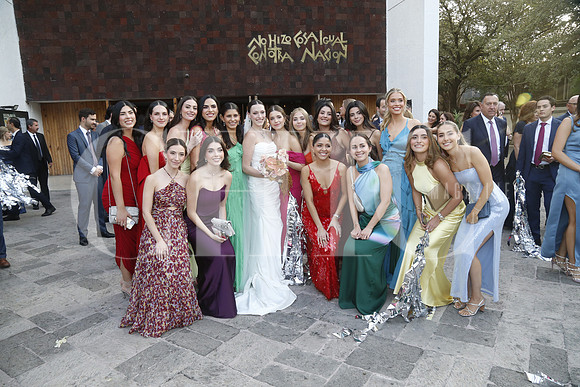 LA NOVIA JUNTO A SUS MEJORES AMIGAS
