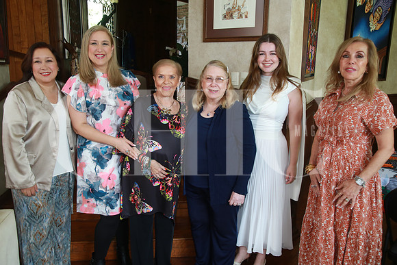 Lucy Taha de Fernández, Diana Taha, Rosy Cabrera, María de la Luz González de Taha, Crista Fernández y María Esther Assad de Bichara