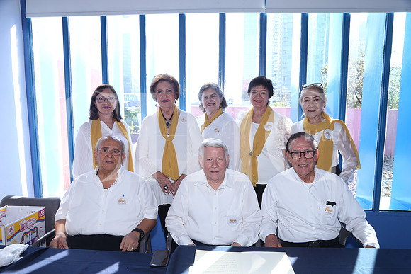 Doloros Quiroz, Cecila Bermeo, Rosa María Soriano, Alma Soriano, Gloria Meza, Héctor Herrera, Manuel Medrano y Lorenzo Chávez 0