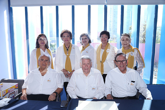 Doloros Quiroz, Cecila Bermeo, Rosa María Soriano, Alma Soriano, Gloria Meza, Héctor Herrera, Manuel Medrano y Lorenzo Chávez 1