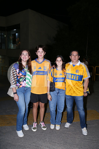 Ale Alanis, Eugenio Saldivar y Emma Saldivar 0