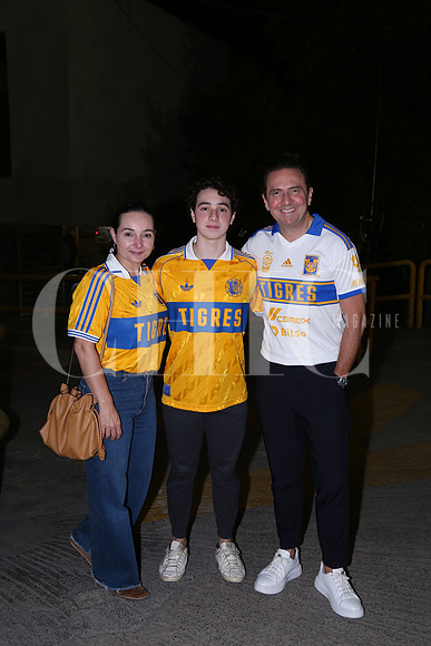 Caro Flores, Santiago Naya y Santiago Naya 0