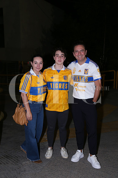 Caro Flores, Santiago Naya y Santiago Naya 1