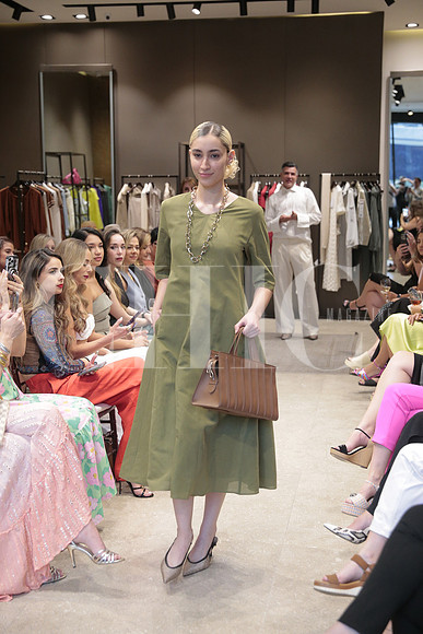 Modelos de Rafa Zuñiga vistiendo Max Mara 35