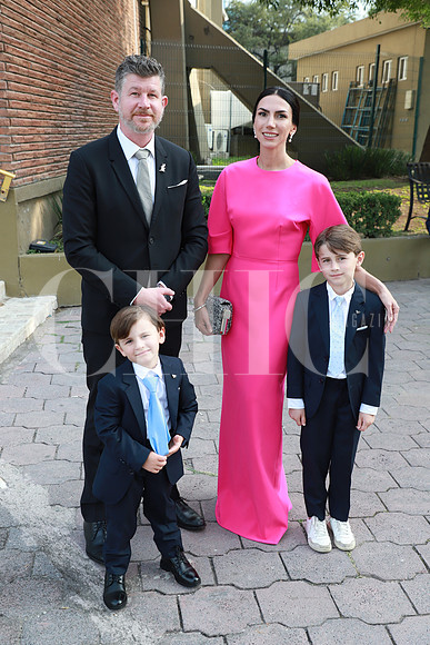Christopher Konovalid, Regina Perez Montemayor, Max Konovalid y Nico Konovalid 4