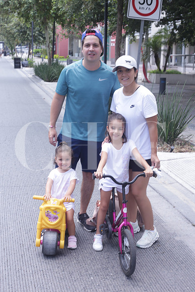 Gerardo Azuara, Lucía Martin, Eugenia Azuara y Regina Azuara 1