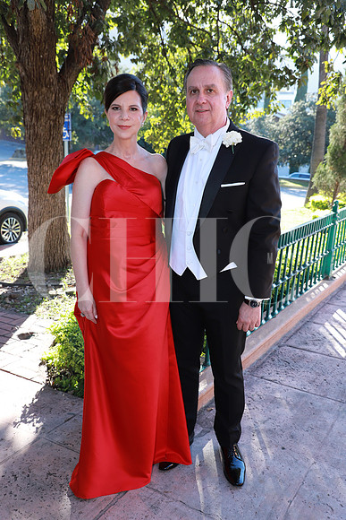 Valeria Garza de Paredes y César Paredes ( Papás Novio 1